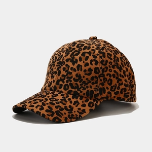 Dettaglio del cappellino da baseball leopardato con tessuto strutturato e visiera curva