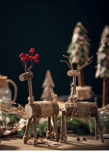 Détail de figurines de rennes en bois avec corde de chanvre et baies pour déco de Noël