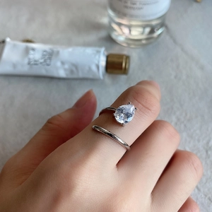 Adjustable 925 sterling silver ring with pear-cut zircon stone on model hand