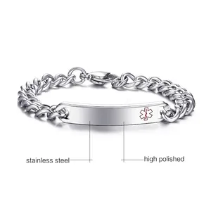 Vista macro del bracciale medico in acciaio inossidabile lucido con simbolo di emergenza