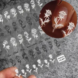 Vue macro d'autocollants nail art 5D avec reliefs de roses noires et blanches