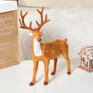 Détail d'une décoration de Noël de renne réaliste avec une texture floquée et douce