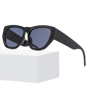 Lunettes de soleil carrées oversize modernes avec monture noire et verres bleus