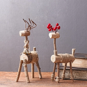 Rustikale handgefertigte Hirschfiguren aus Holz mit Naturrinde für Vintage Deko
