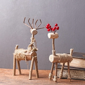 Rustikale Holz-Hirschfiguren im Vintage-Stil mit Naturzweigen und Beeren auf dem Tisch
