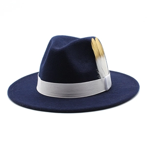 Chapeau fedora en laine bleu marine avec bord plat et ruban blanc orné d'une plume élégante