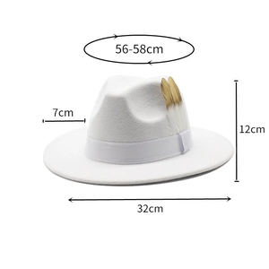 Détail d'un chapeau fedora en laine blanche avec ruban blanc et plume à pointe dorée