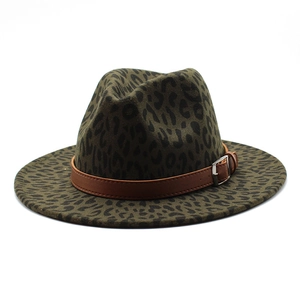 Chapeau fedora léopard vert olive avec sangle en cuir marron et boucle en métal