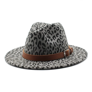 Chapeau fedora en laine grise à imprimé léopard avec ceinture en cuir et boucle