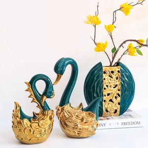 Moderne smaragdgroene zwaanfiguren van keramiek en vazenset met gouden accenten