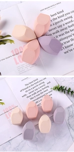 Détail de 7 éponges à maquillage multi-coupes rose, beige et violette sur un livre ouvert