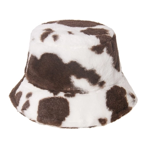 Gros plan du bob en fausse fourrure pelucheuse avec un motif de vache noir et blanc classique