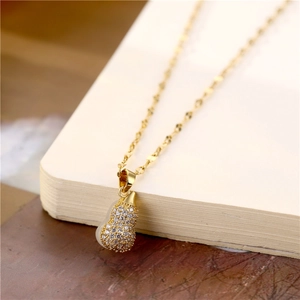 Collana a zucca in acciaio al titanio dorato con occhio di gatto e zircone su libro