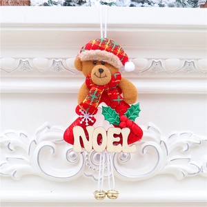 Detail van kerstknuffelbeer met houten Noel-bordje en kleine gouden bellen