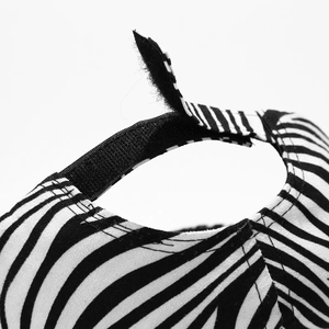 Macro di un cappello zebrato con cinturino posteriore regolabile in velcro nero di qualità