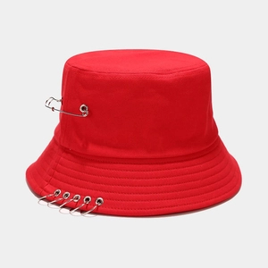 Vue détaillée du chapeau bob rouge en coton avec épingle de sûreté et anneaux en métal