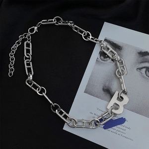 Collar de cadena plateada con eslabones en H y colgante de letra B con cierre de langosta