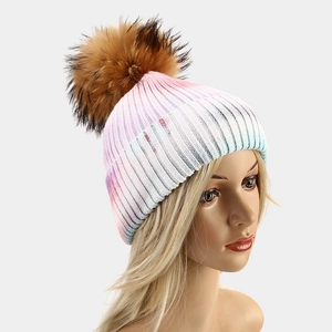 Gorro de punto tie-dye para mujer con pompón de pelo suave en tonos rosa y azul