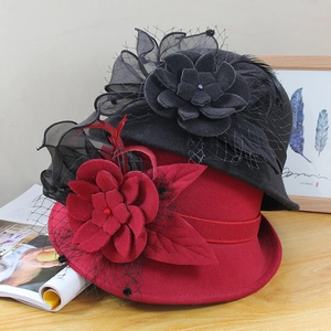 Détails de chapeaux élégants en feutre de laine avec fleurs en résille et plumes rétro