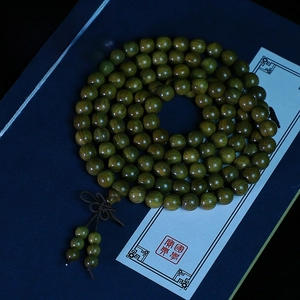 Gros plan d'un bracelet en bois de santal vert à 108 perles avec grain naturel de 6mm