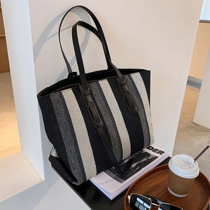 Sac fourre-tout tissé à rayures noires et blanches chic avec poignées fines décorées
