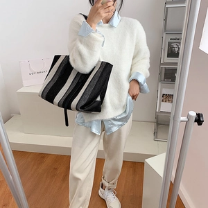 Sac fourre-tout en toile à rayures noires et blanches avec une tenue d'automne minimaliste