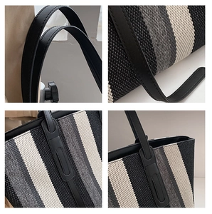 Détails du sac cabas en toile rayée avec poignées en cuir noir et texture tissée