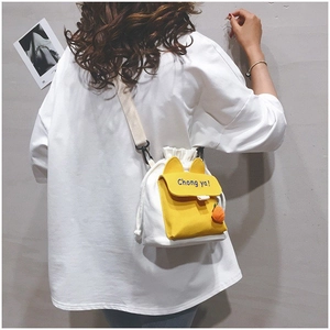 Sac seau mignon en toile avec oreilles de lapin et carotte porté par un mannequin