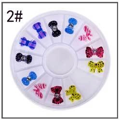 Vue détaillée de la boîte à 12 cases avec divers ornements de nail art en forme de papillon