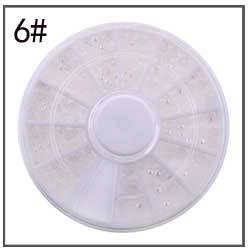 Vue détaillée du plateau de 12 compartiments avec perles blanches pour nail art