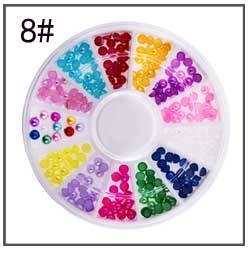 Vue de dessus d'un carrousel de 12 compartiments avec demi-perles colorées pour nail art