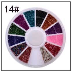Vue de dessus d'un carrousel de 12 compartiments avec perles nail art multicolores