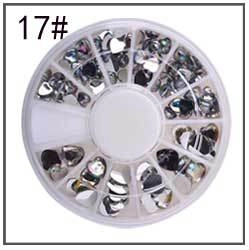 Gros plan de strass argentés en forme de cœur pour nail art dans un carrousel à 12 compartiments
