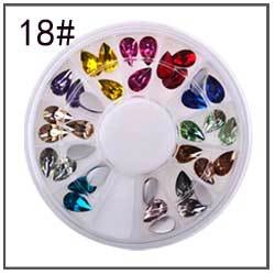 Gros plan de strass gouttes multicolores dans un boîtier rotatif à 12 compartiments