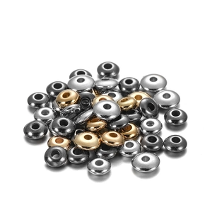 Vista macro di distanziatori rotondi piatti CCB 6mm in oro e argento per gioielli fai da te