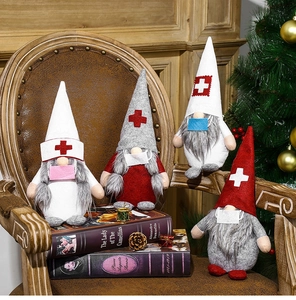 Lot de quatre gnomes de Noël infirmiers et médecins avec masques sur fond décoratif rétro