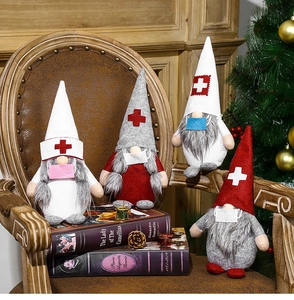 Détail de quatre gnomes de Noël médicaux avec masques sur bois rustique et livres