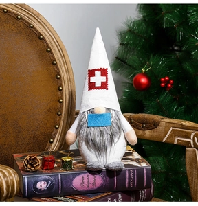 Gnome de Noël infirmière avec masque bleu et bonnet à croix blanche sur des vieux livres