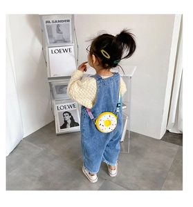 Enfant portant un sac donut en silicone jaune avec bandoulière imprimée ajustable