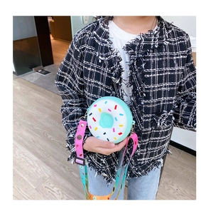 Détail du sac à bandoulière en silicone beignet pour enfants avec des grains colorés