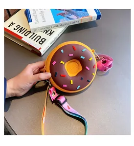 Détail du sac donut en silicone avec glaçage au chocolat et texte Hello en relief sur le sac