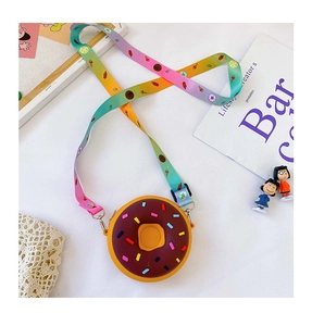 Gros plan d'un sac donut en silicone pour enfants avec gravure Hello et bandoulière colorée