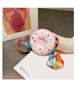 Détail du sac beignet rose en silicone pour enfant avec texte Hello et sangle arc-en-ciel