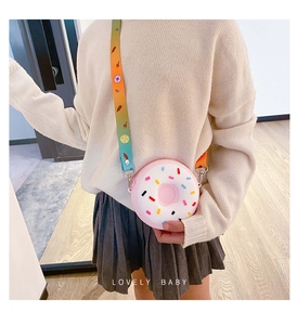 Détail du sac bandoulière donut en silicone avec vermicelles colorés et texte Hello