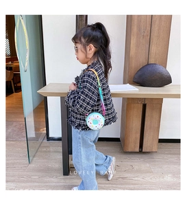 Détail du sac enfant beignet en silicone vert menthe avec motifs et bandoulière colorée
