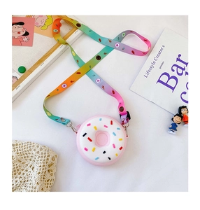 Détail du sac enfant beignet rose en silicone avec bandoulière arc-en-ciel