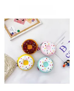 Gros plan de quatre porte-monnaie donuts en silicone colorés avec texte Hello gravé
