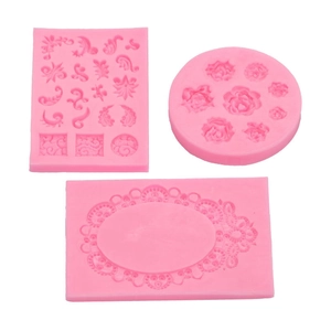Set di stampi in silicone rosa con motivi floreali e pizzo per decorazioni di torte