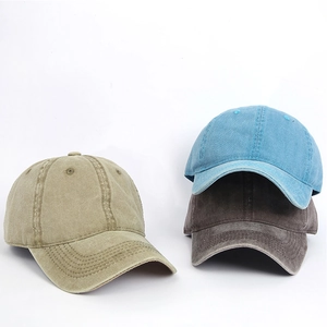 Tre cappellini da baseball in cotone lavato in kaki, azzurro e marrone scuro su bianco