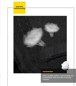 Primo piano del cotone lavato nero che mostra la trama traspirante in twill e la trama